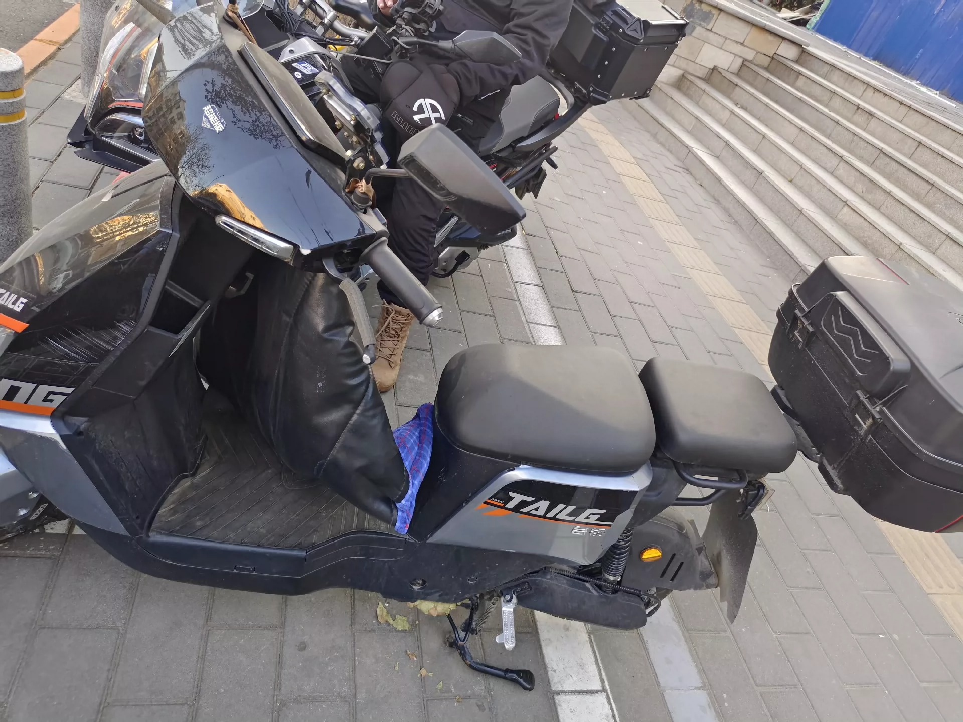 出售个人闲置的TAILG台铃电动车，车况良好，续航55km-65km，前后碟刹，有明显使用痕迹，介意勿拍，无电池，跑外卖的车